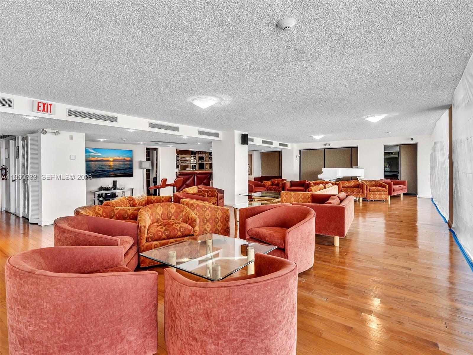 6423 Collins Ave #409 Miami Beach, FL 33141