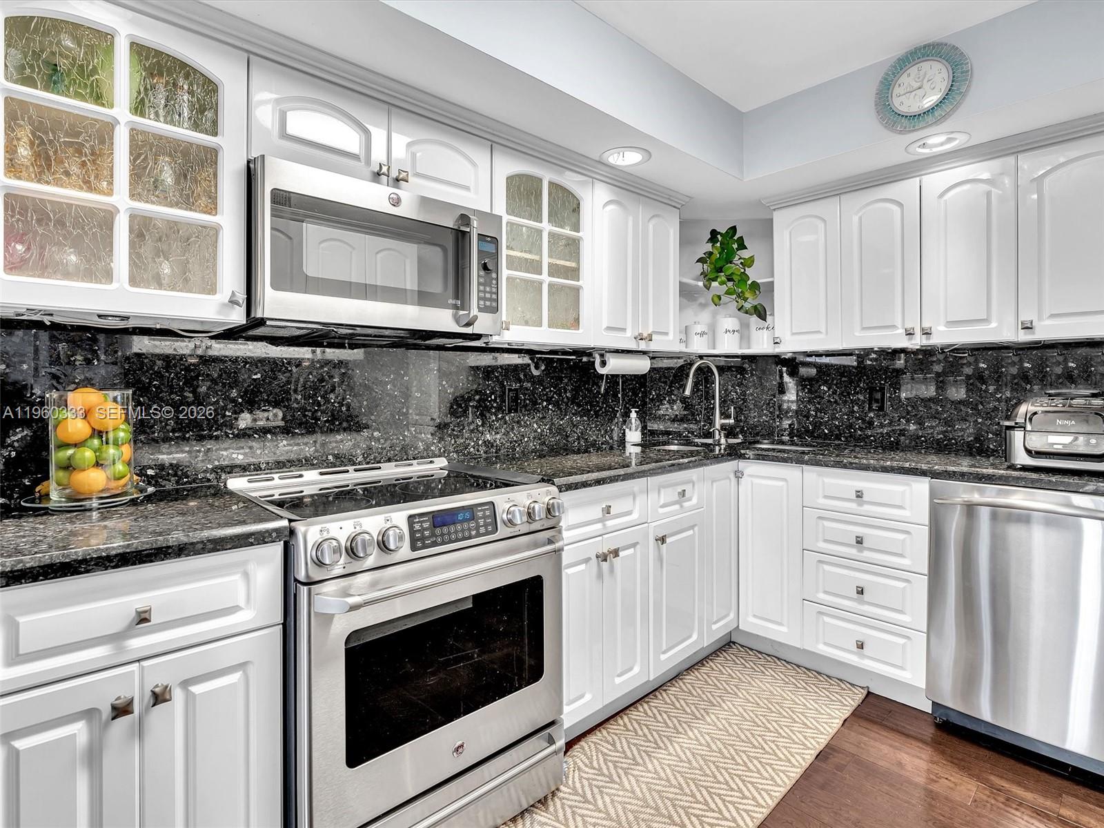 6423 Collins Ave #409 Miami Beach, FL 33141