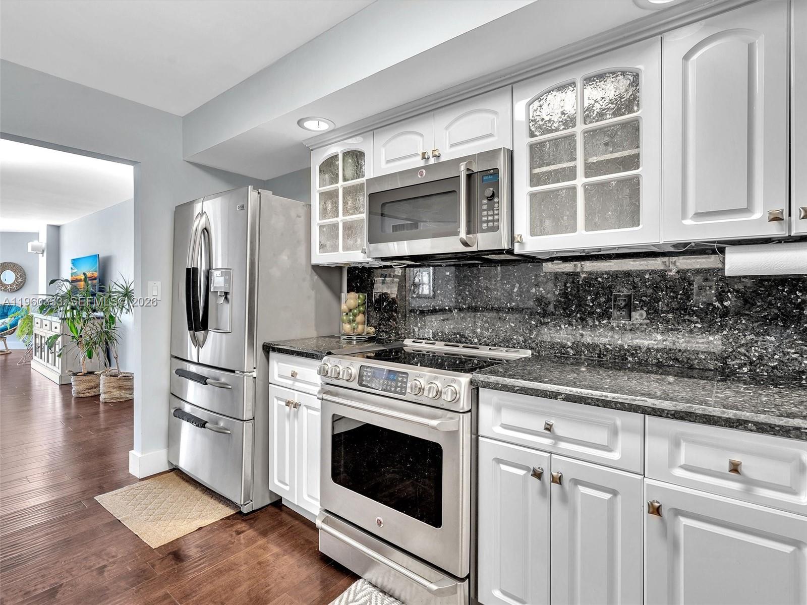 6423 Collins Ave #409 Miami Beach, FL 33141