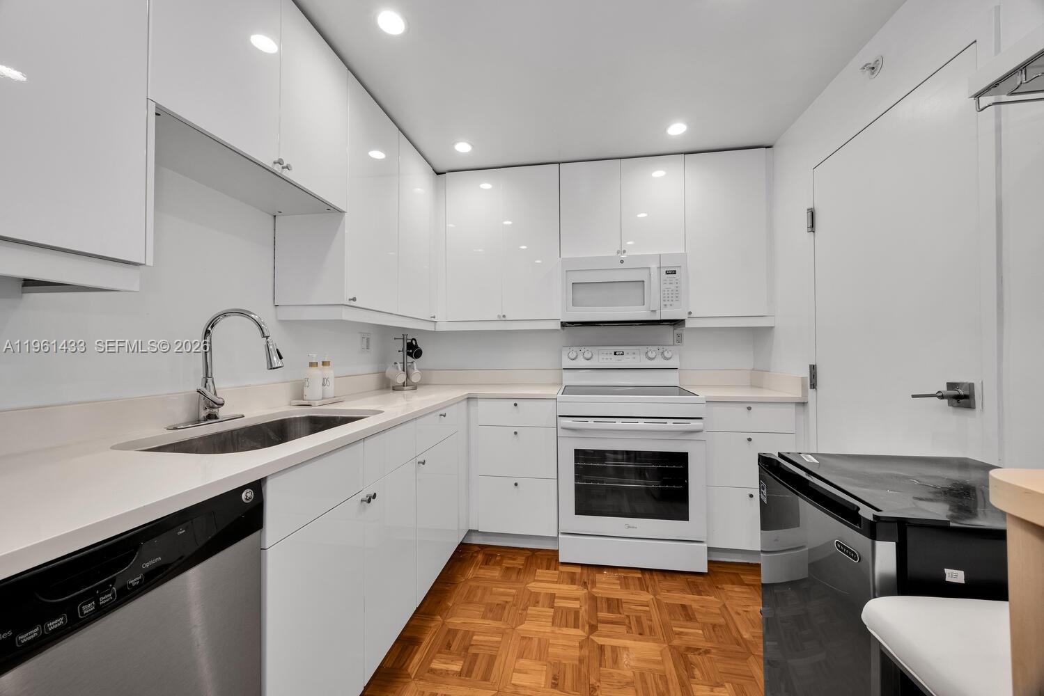 90 Edgewater Dr #PH25 Coral Gables, FL 33133