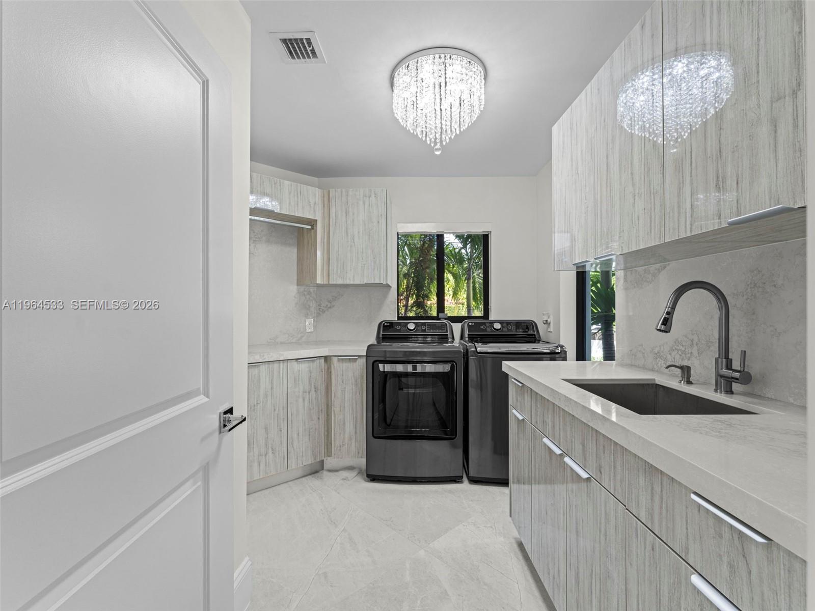 6180 Pine Tree Dr Miami Beach, FL 33140