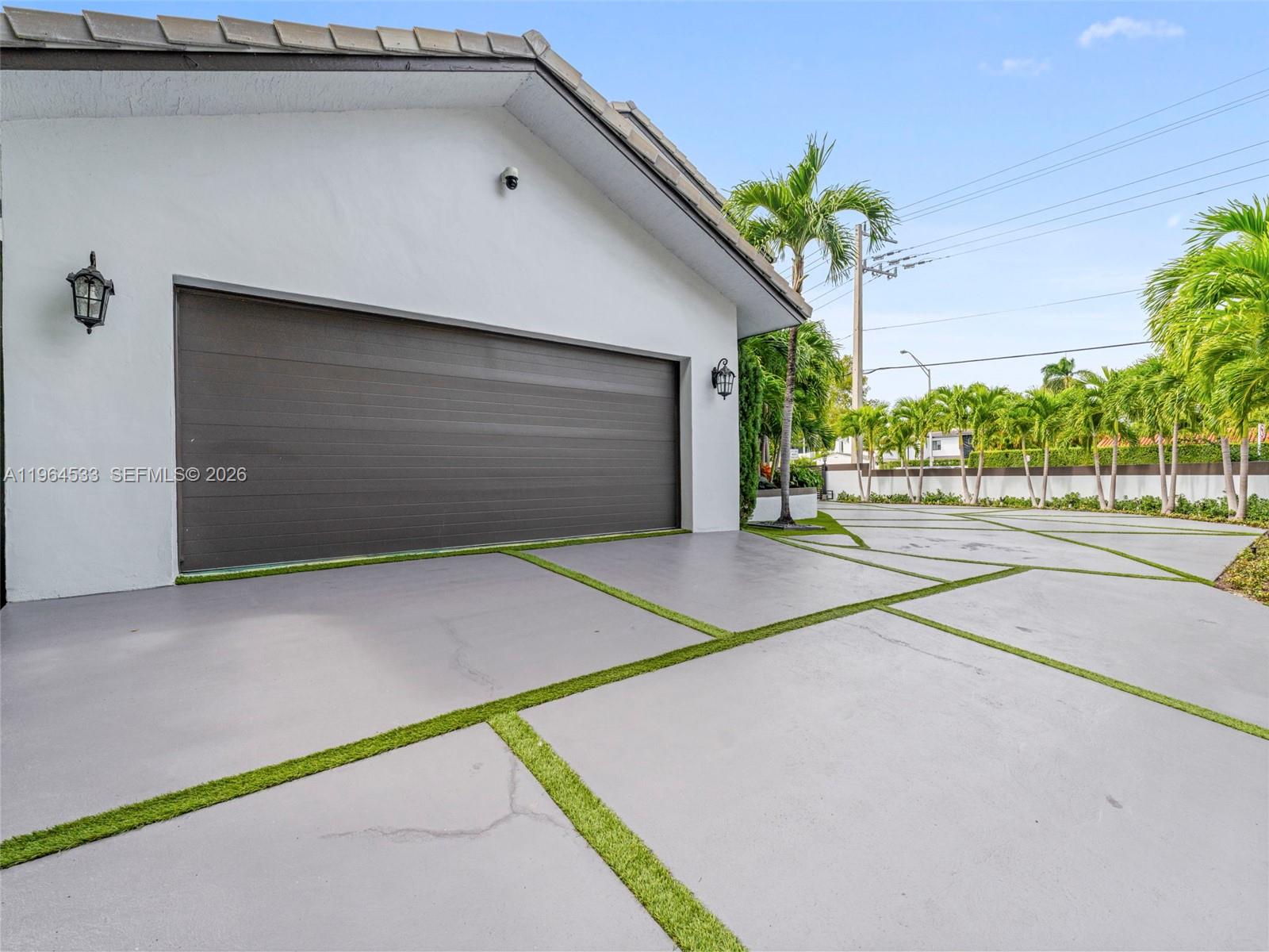 6180 Pine Tree Dr Miami Beach, FL 33140