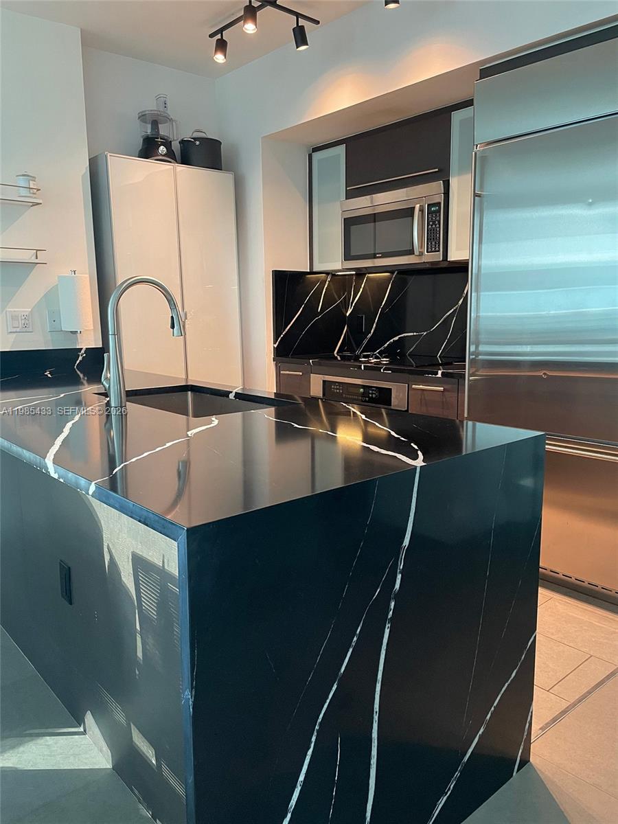 image 500 Brickell West3