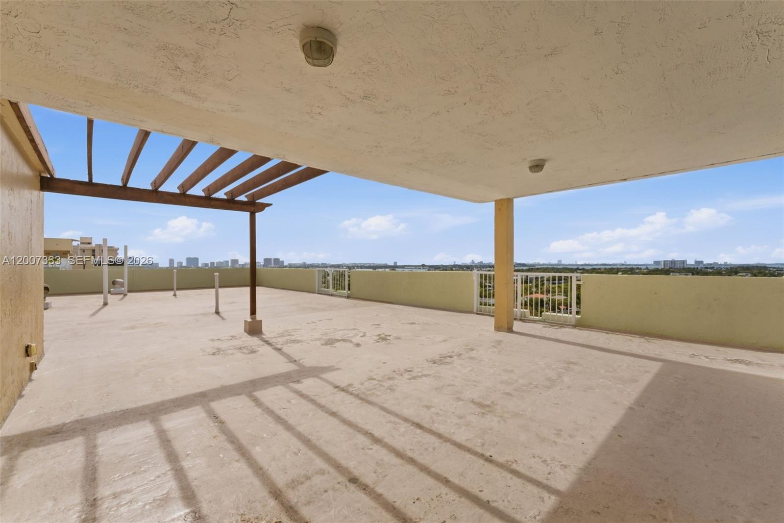 2000 NE 135th St #PH North Miami, FL 33181