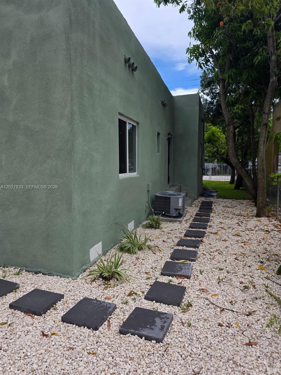 1139 NW 37th St Miami, FL 33127