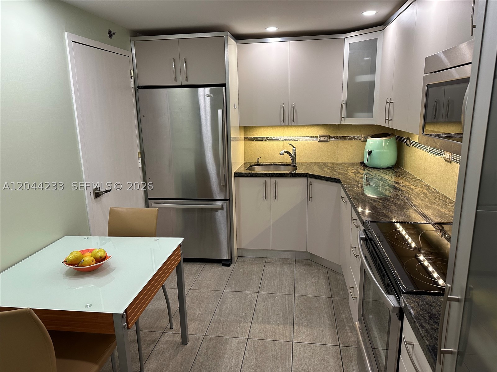 6039 Collins Ave #1205 Miami Beach, FL 33140