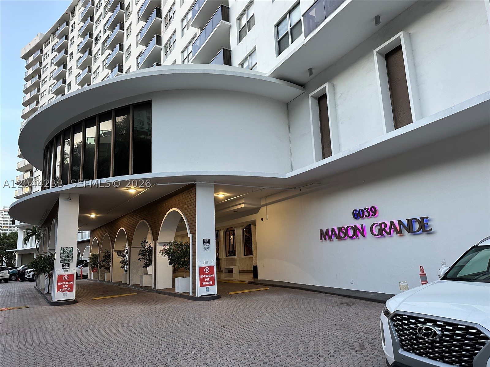 6039 Collins Ave #1205 Miami Beach, FL 33140