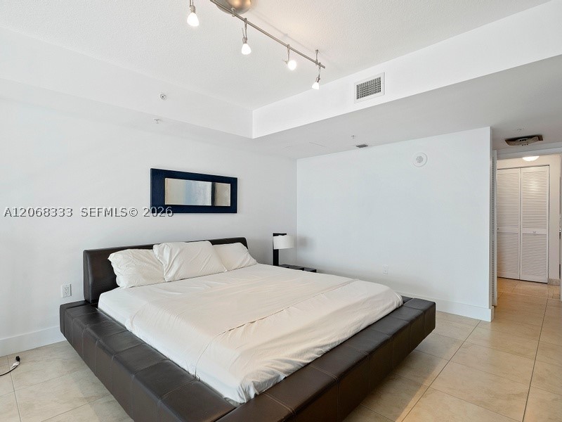image Brickell on the River South9