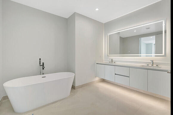 220 Lake Shr #2105 Lake Park, FL 33403