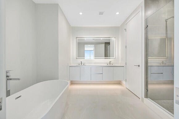 220 Lake Shr #2105 Lake Park, FL 33403