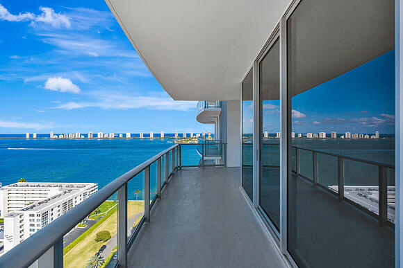 220 Lake Shr #2105 Lake Park, FL 33403