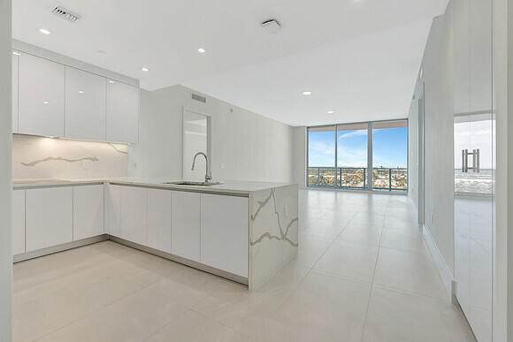 220 Lake Shr #2105 Lake Park, FL 33403