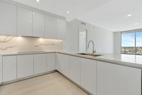 220 Lake Shr #2105 Lake Park, FL 33403