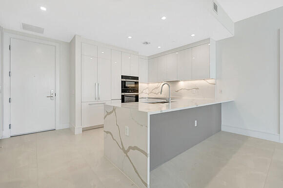 220 Lake Shr #2105 Lake Park, FL 33403