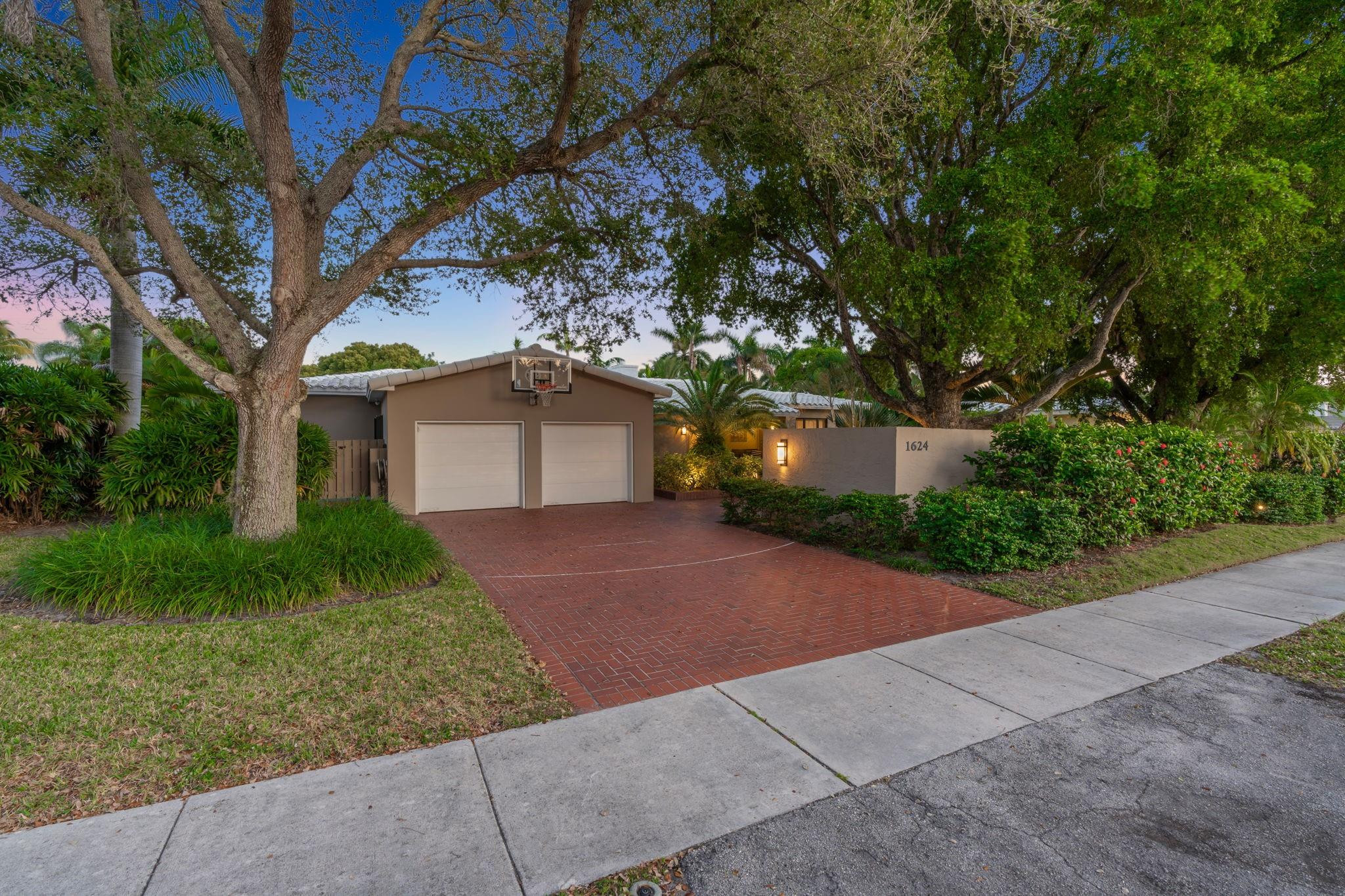 1624 Middle Riv Fort Lauderdale, FL 33305