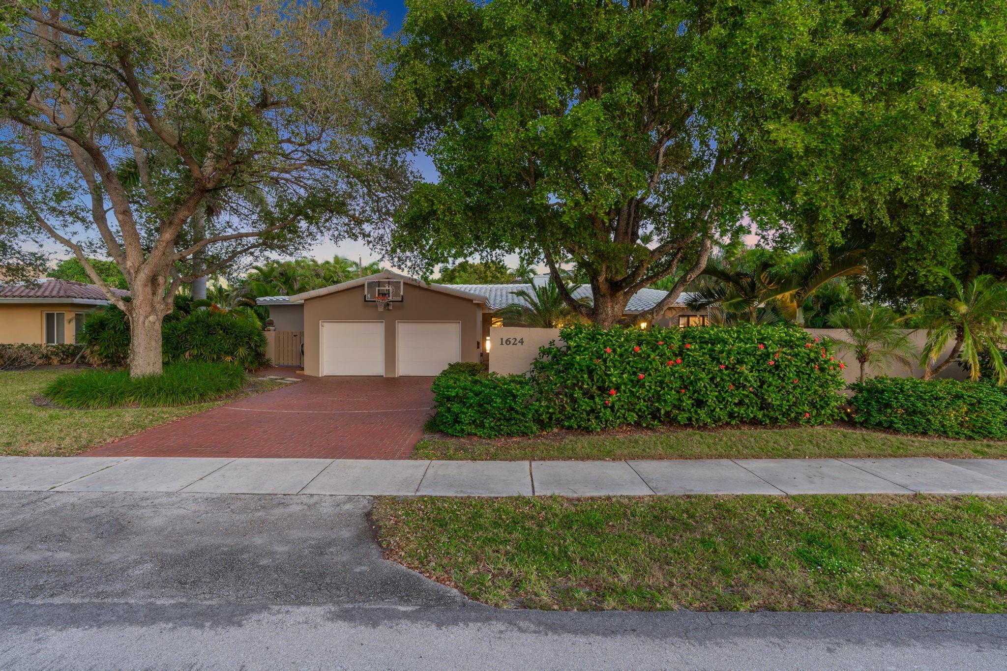 1624 Middle Riv Fort Lauderdale, FL 33305