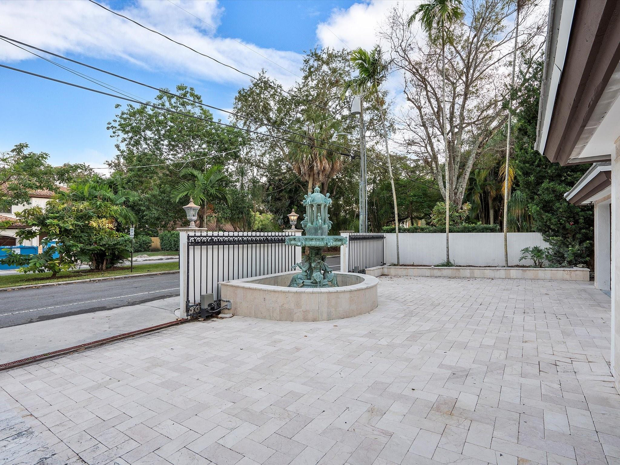 1421 Ponce De Leon Fort Lauderdale, FL 33316