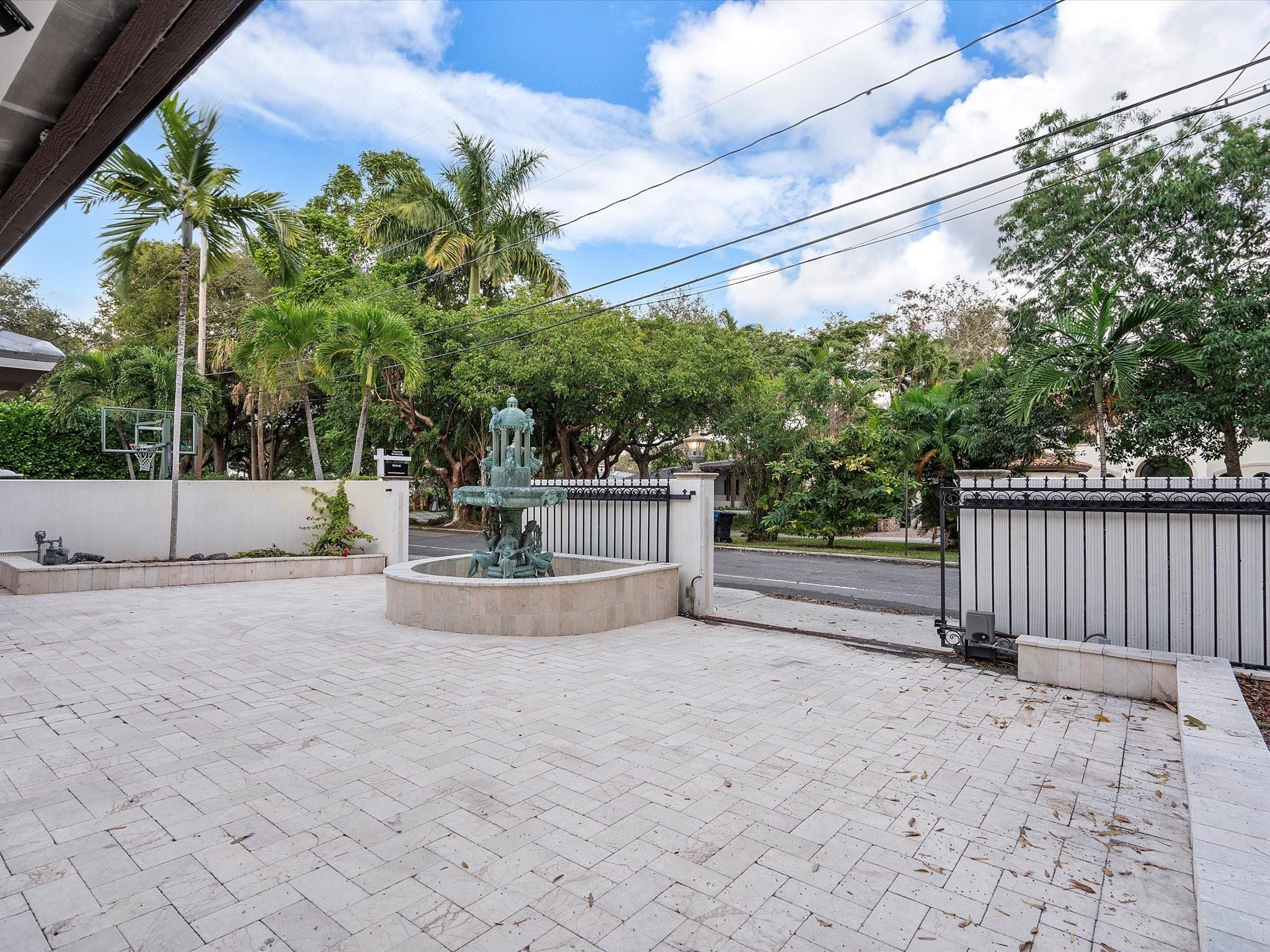 1421 Ponce De Leon Fort Lauderdale, FL 33316