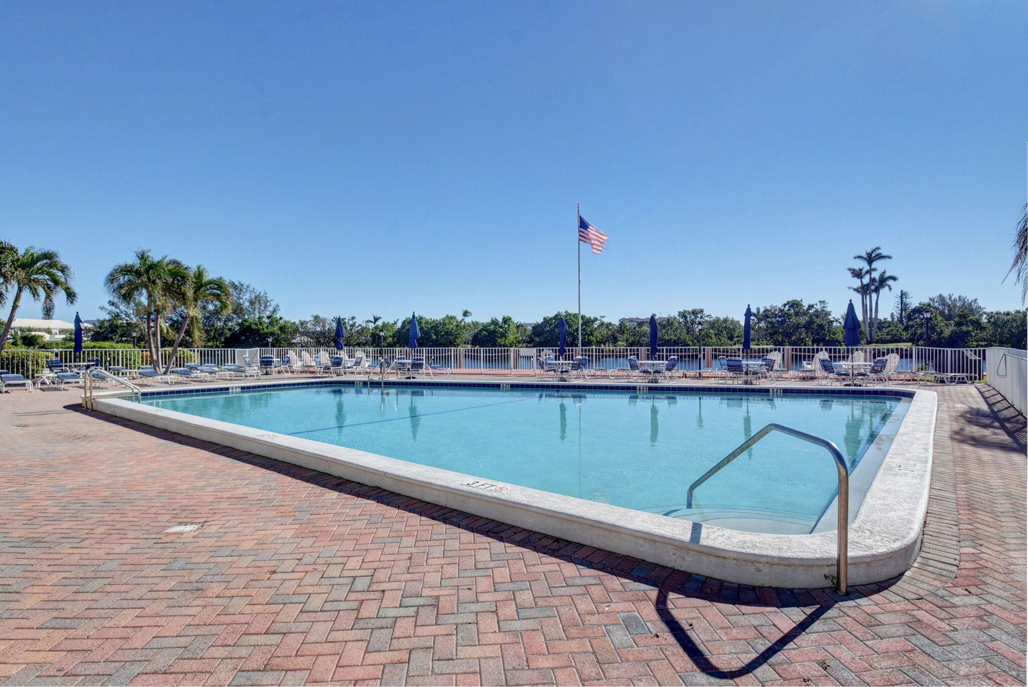 11 Colonial Clb Dr #302