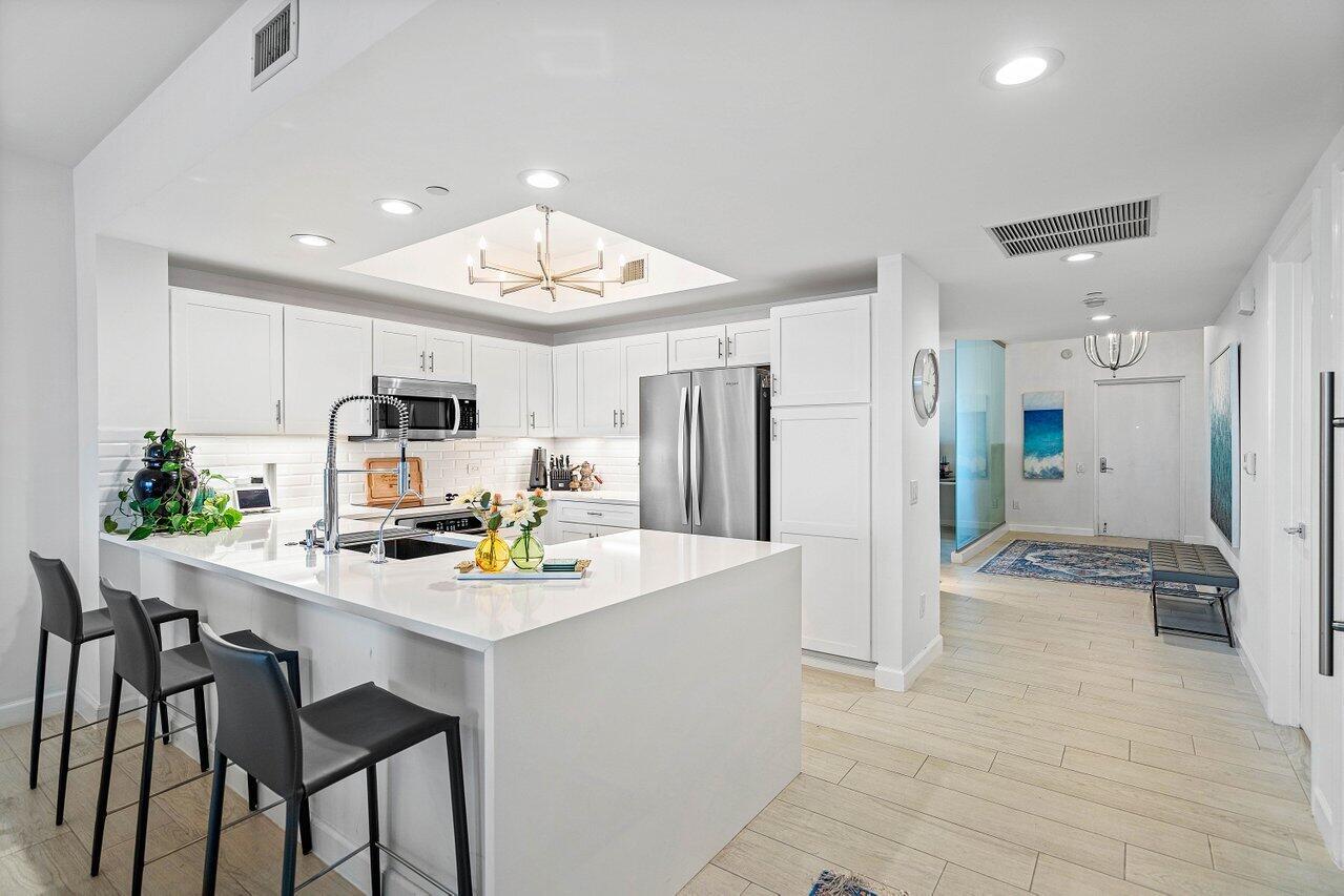 2650 Lake Shr Dr #2103 Riviera Beach, FL 33404