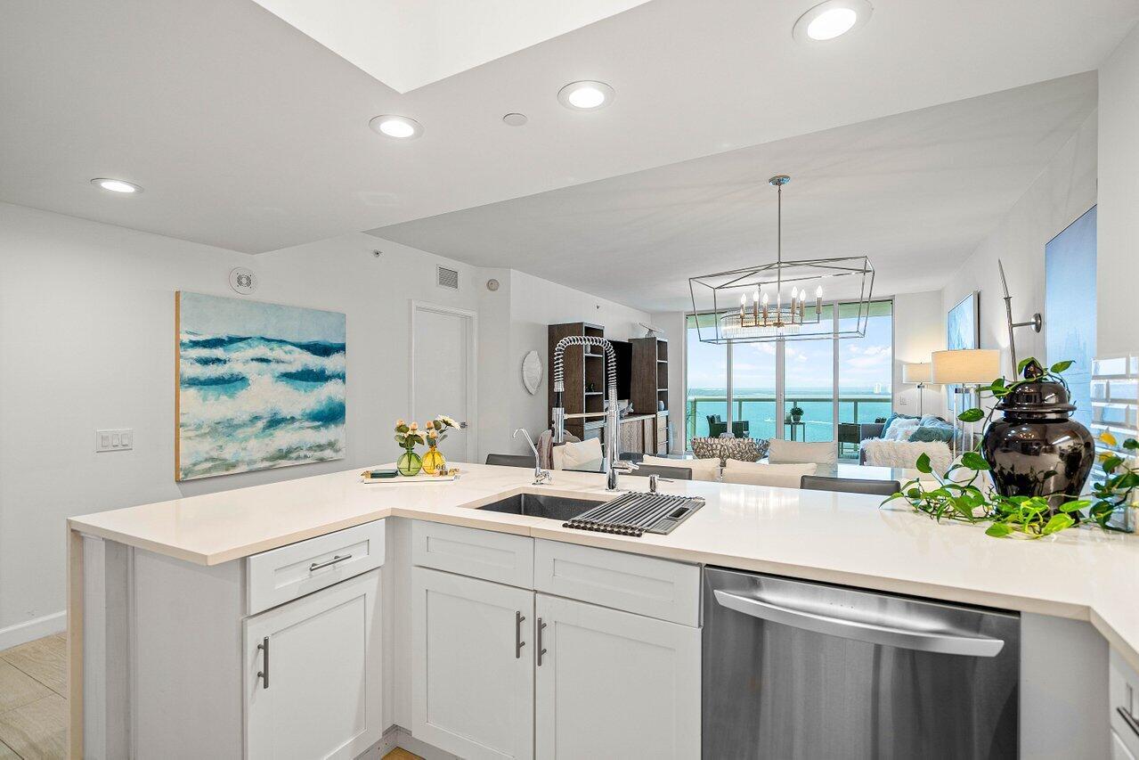 2650 Lake Shr Dr #2103 Riviera Beach, FL 33404