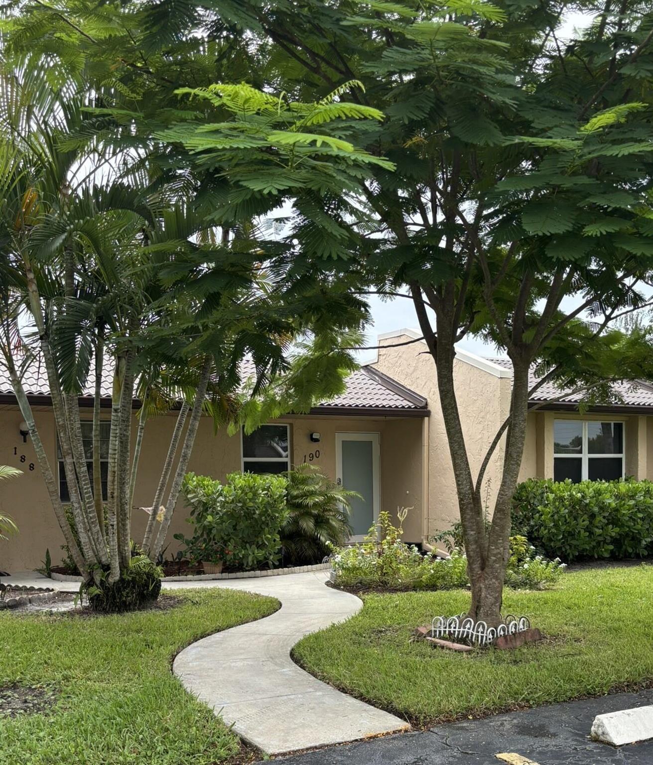 190 Lake Meryl Dr