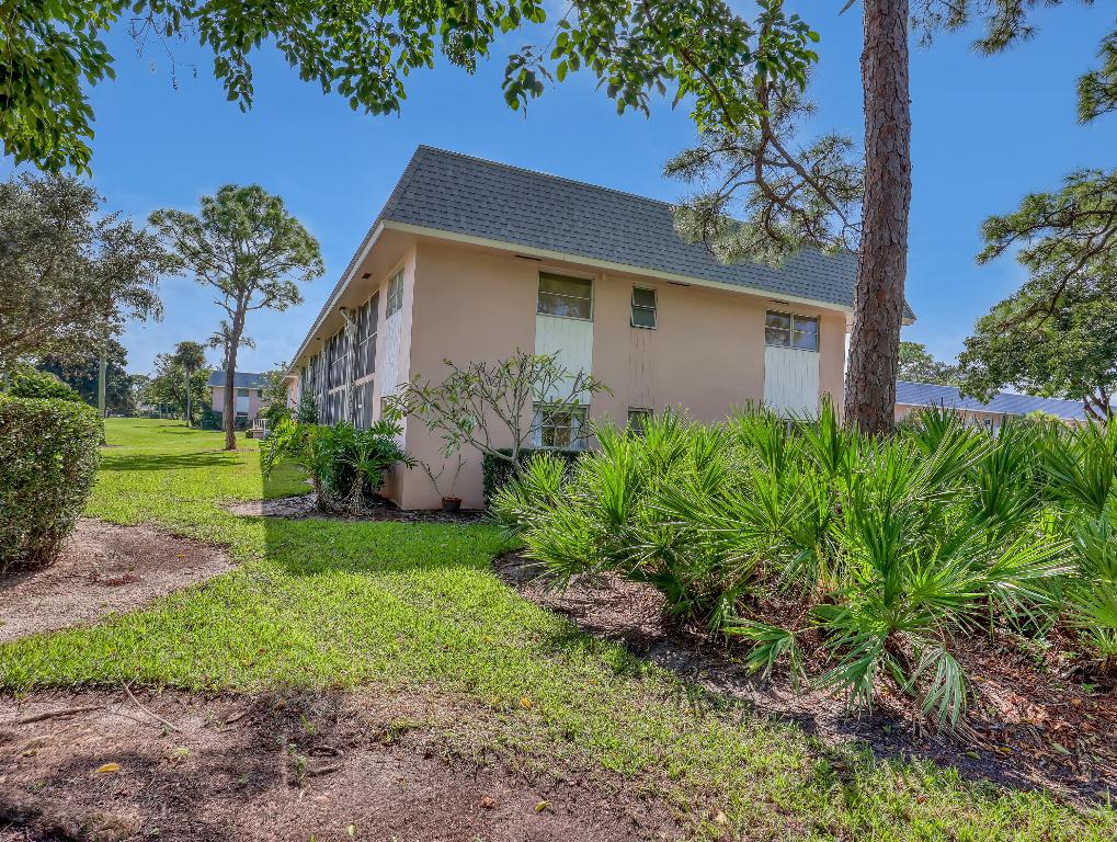 18081 SE Country Clb Dr #10-91 Tequesta, FL 33469