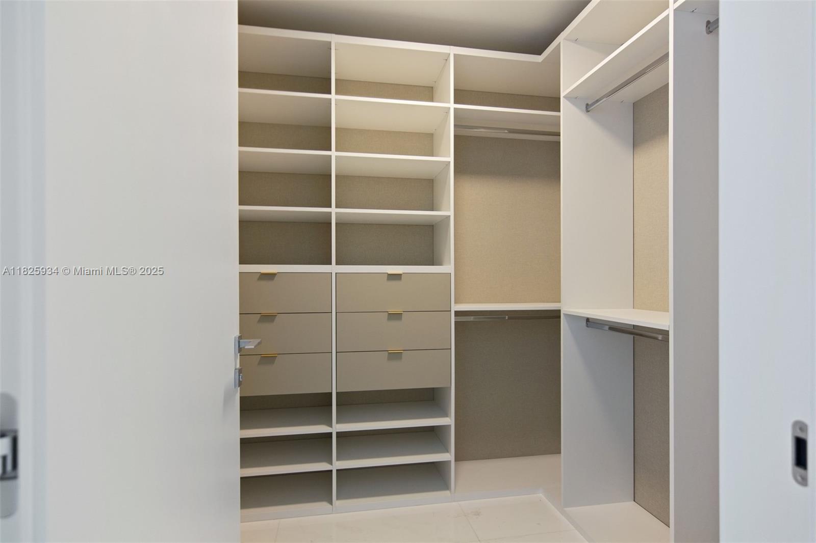 image Austin Martin Residences31