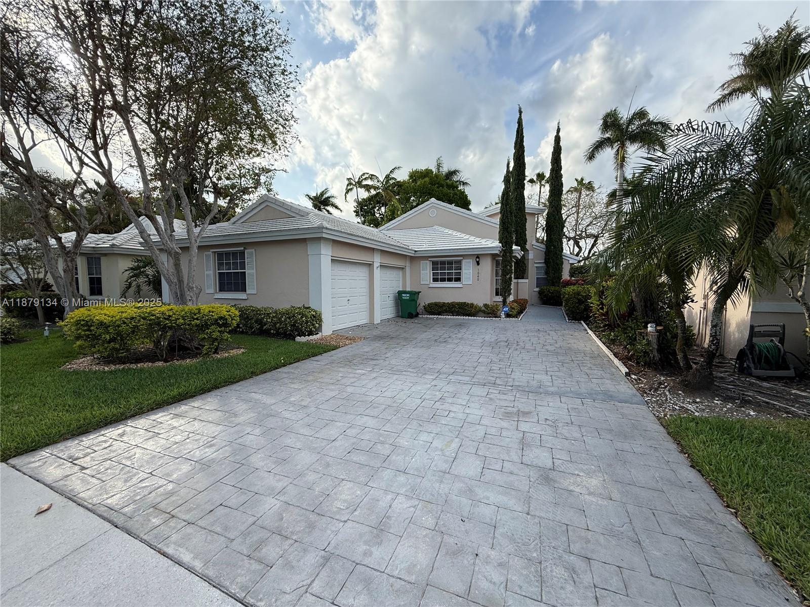 1040 Wilshire Cir W