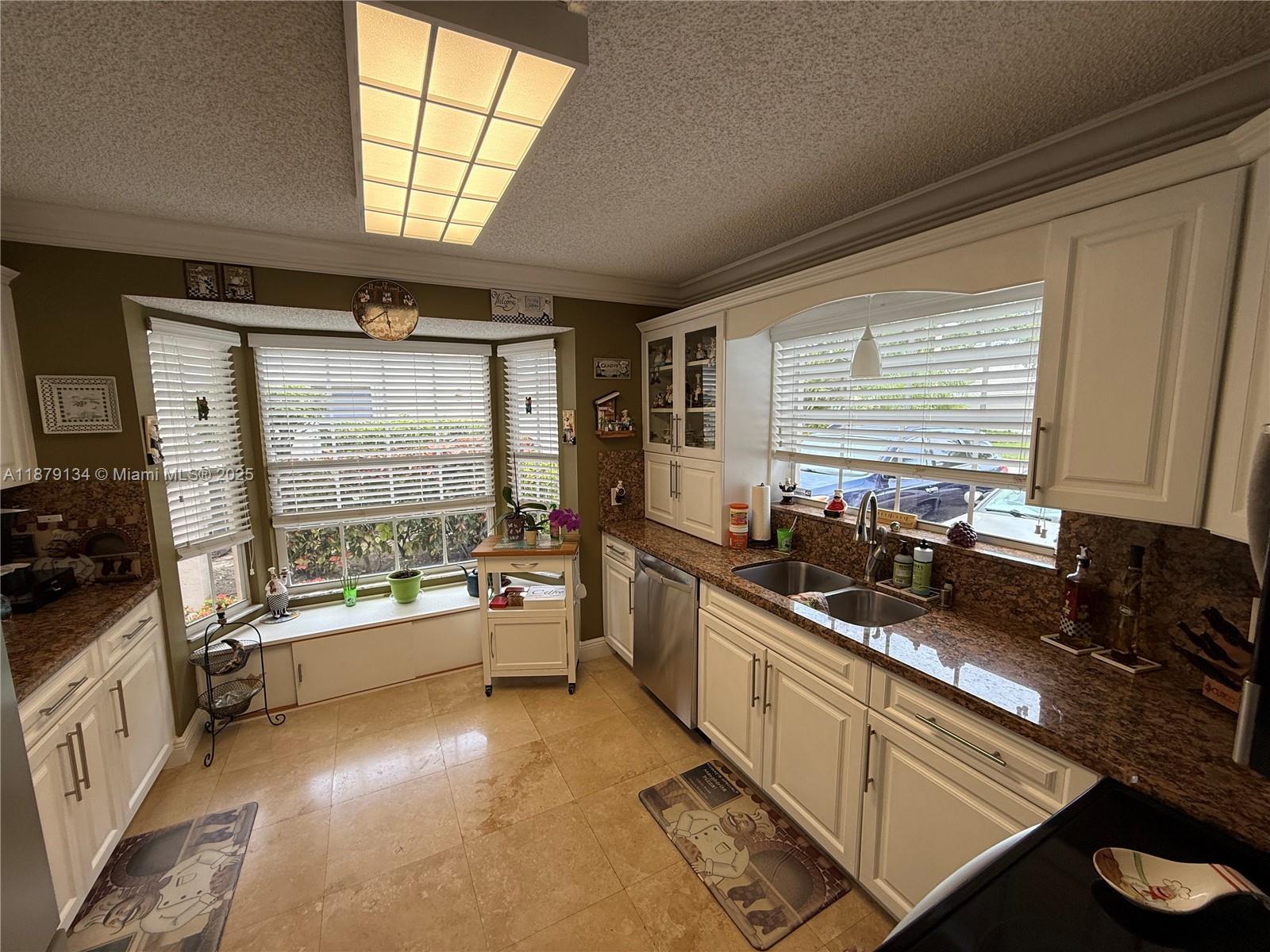 1040 Wilshire Cir W Pembroke Pines, FL 33027