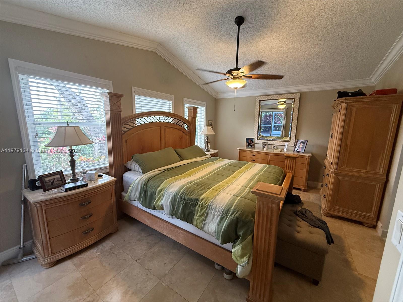 1040 Wilshire Cir W Pembroke Pines, FL 33027