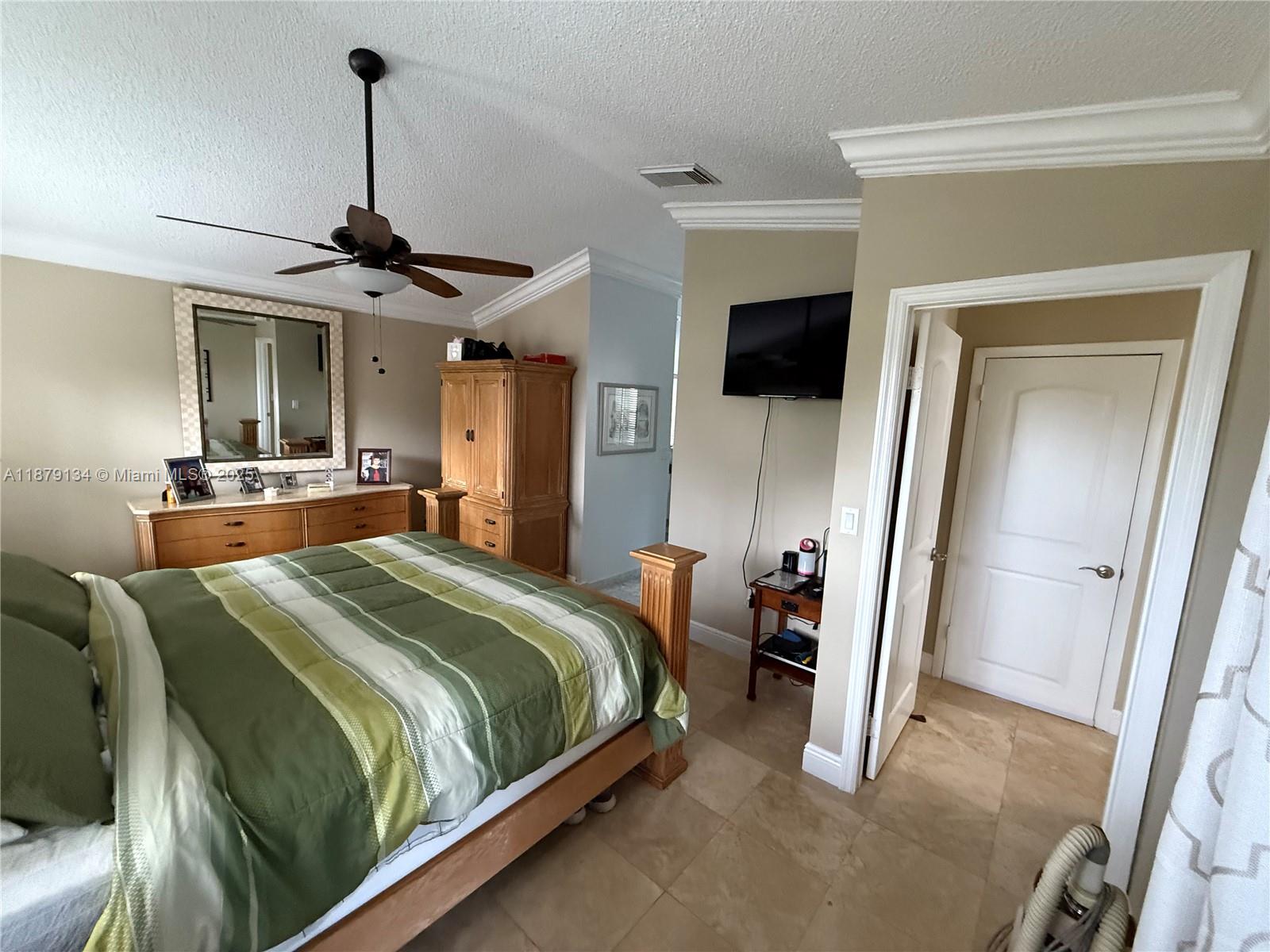 1040 Wilshire Cir W Pembroke Pines, FL 33027