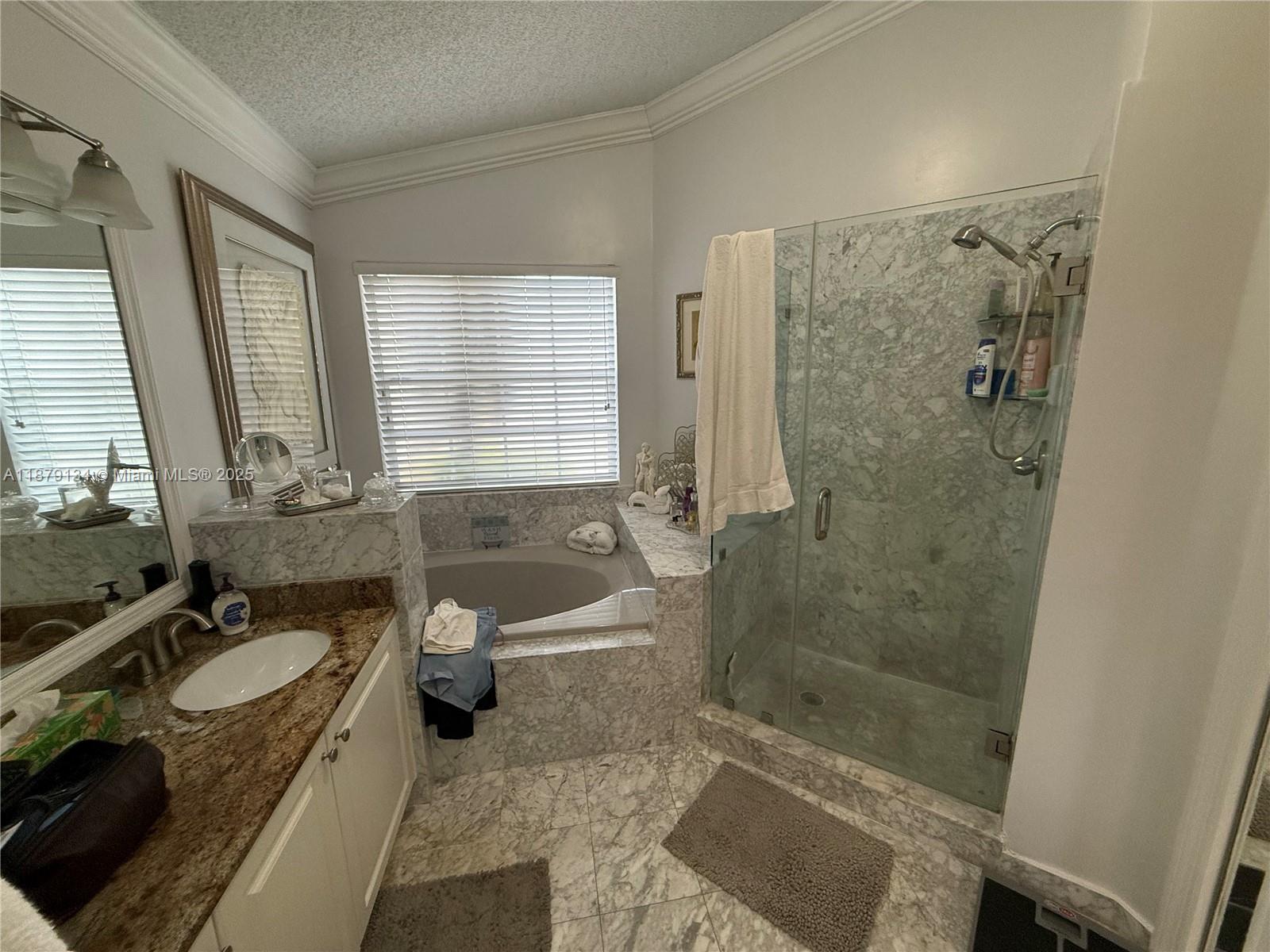 1040 Wilshire Cir W Pembroke Pines, FL 33027