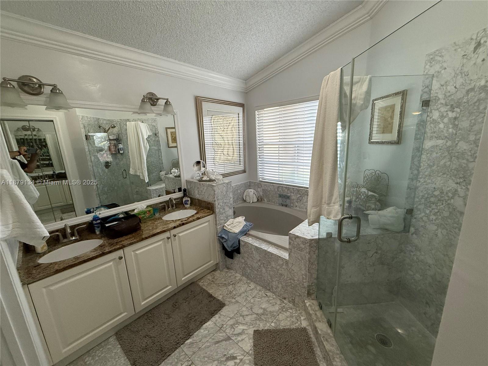 1040 Wilshire Cir W Pembroke Pines, FL 33027