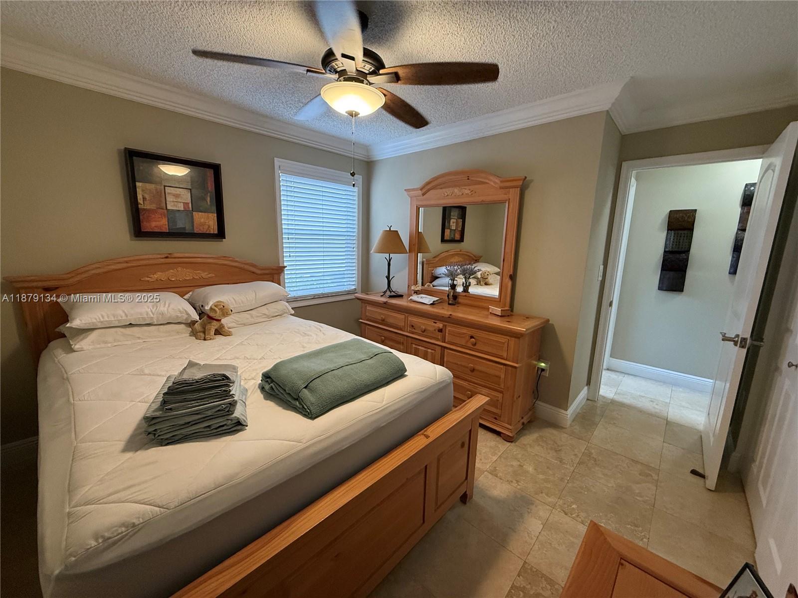 1040 Wilshire Cir W Pembroke Pines, FL 33027