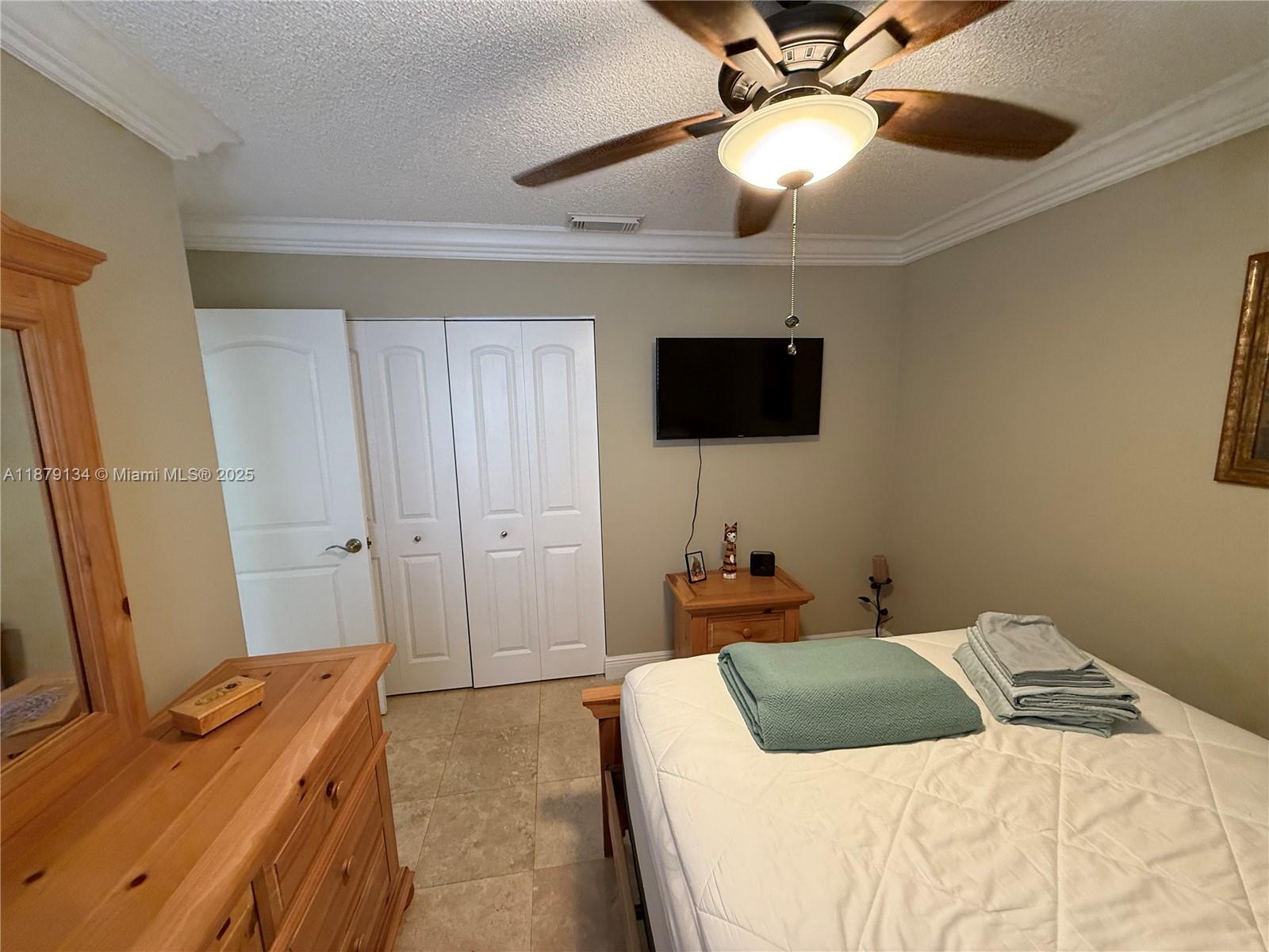 1040 Wilshire Cir W Pembroke Pines, FL 33027