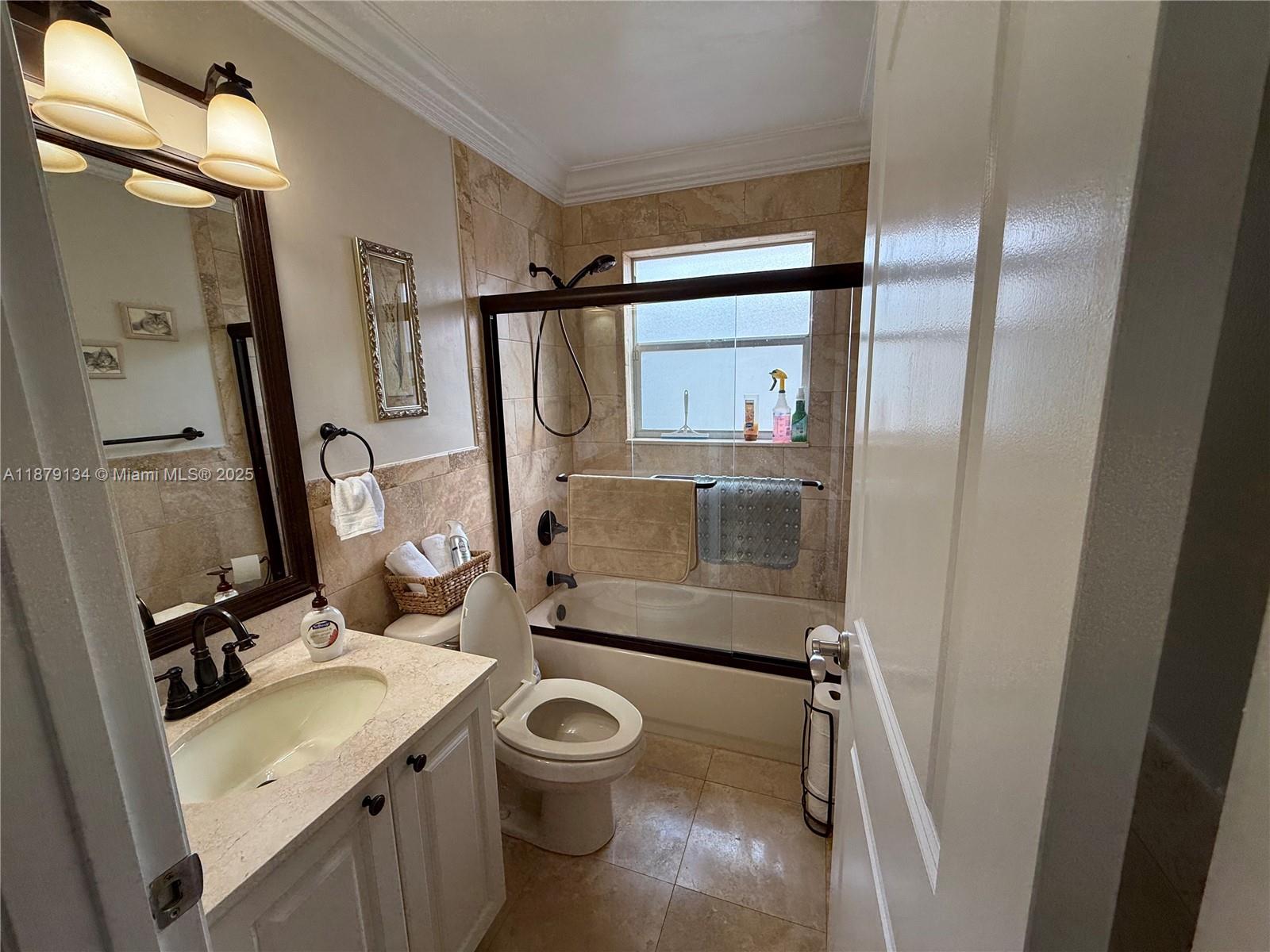 1040 Wilshire Cir W Pembroke Pines, FL 33027