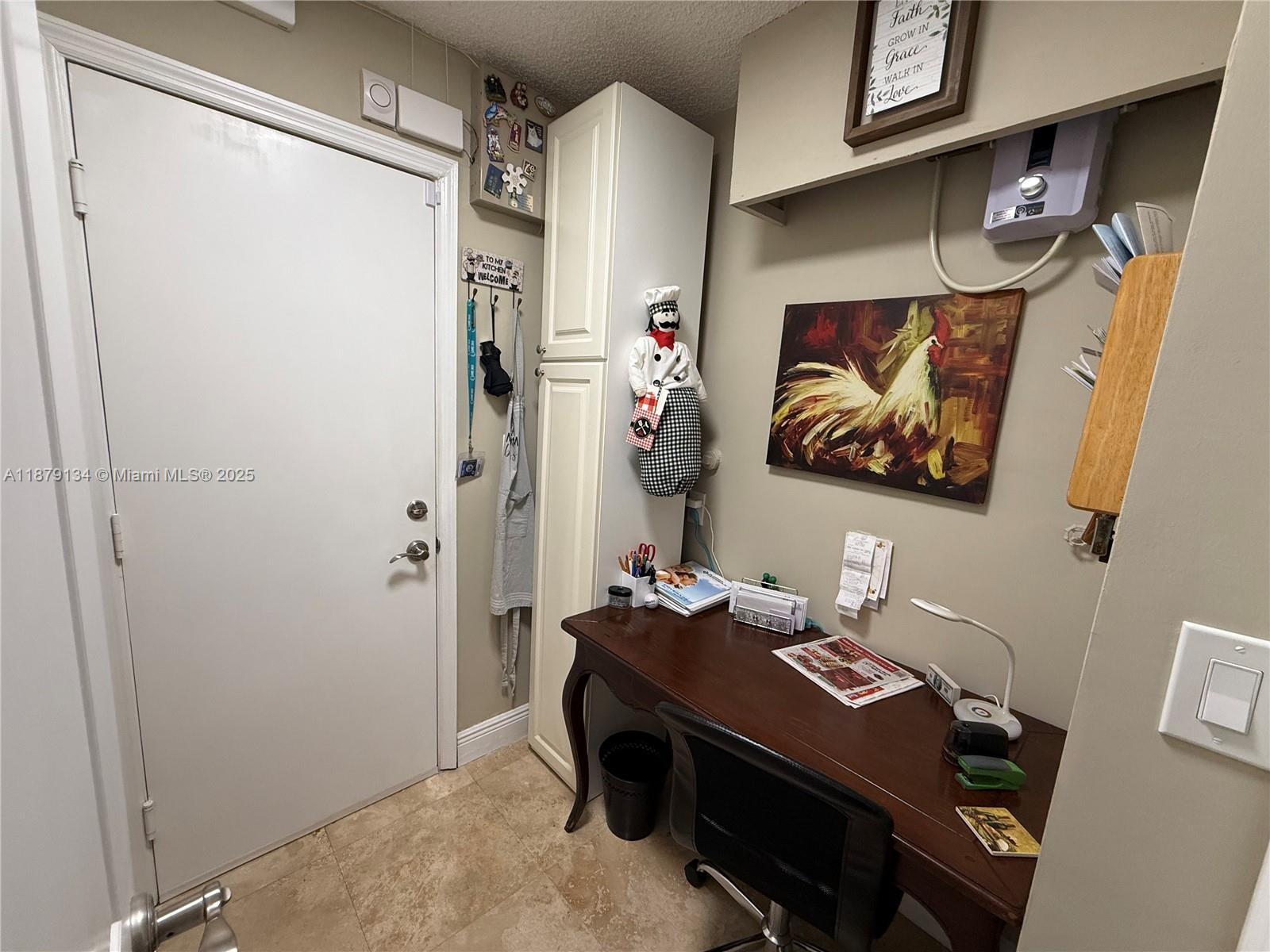 1040 Wilshire Cir W Pembroke Pines, FL 33027