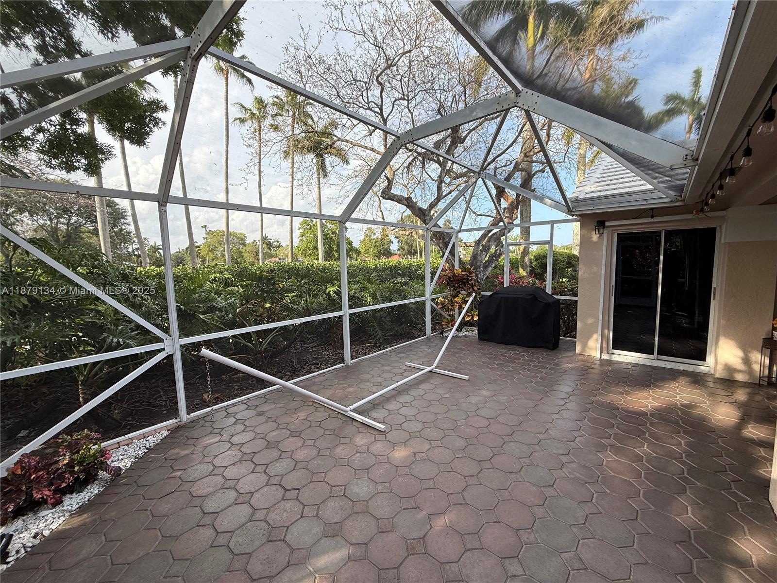 1040 Wilshire Cir W Pembroke Pines, FL 33027