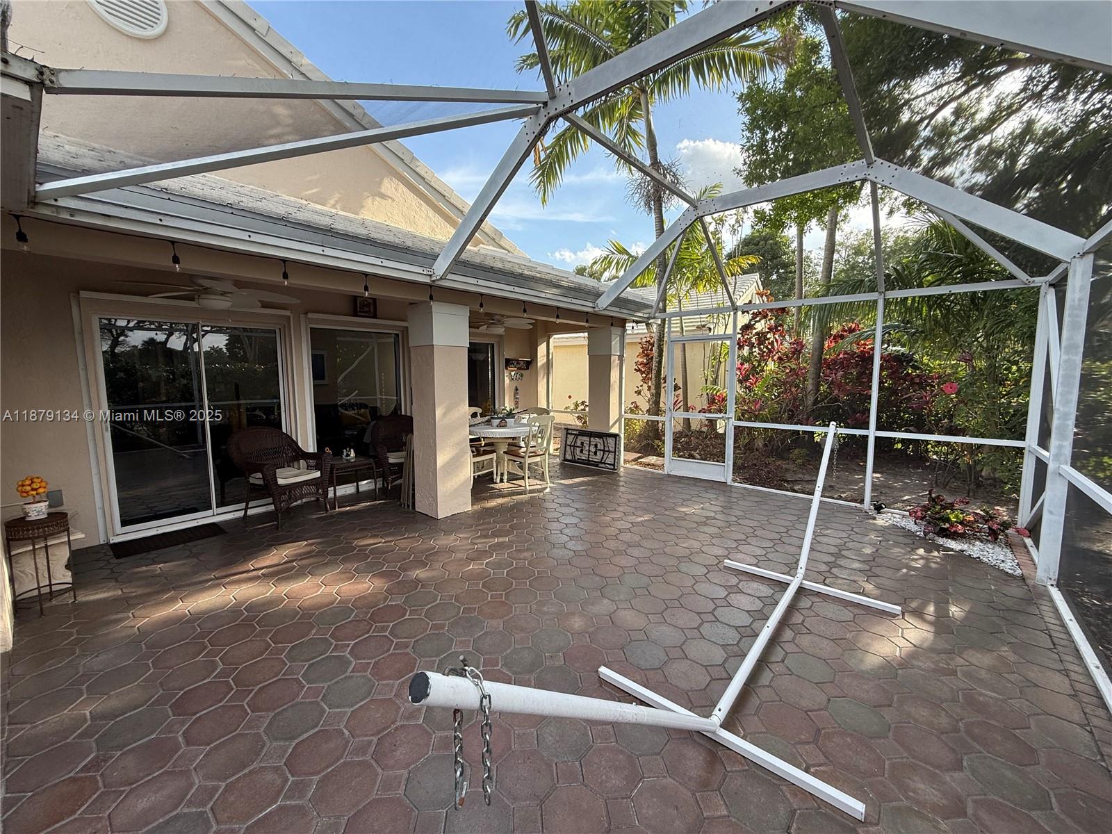 1040 Wilshire Cir W Pembroke Pines, FL 33027