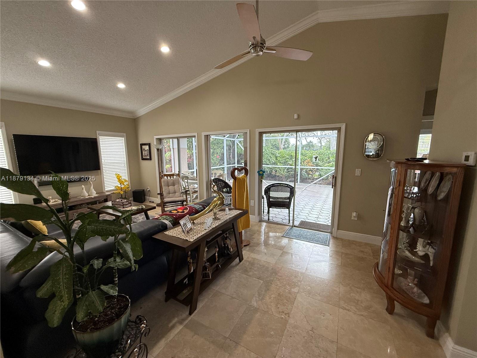 1040 Wilshire Cir W Pembroke Pines, FL 33027