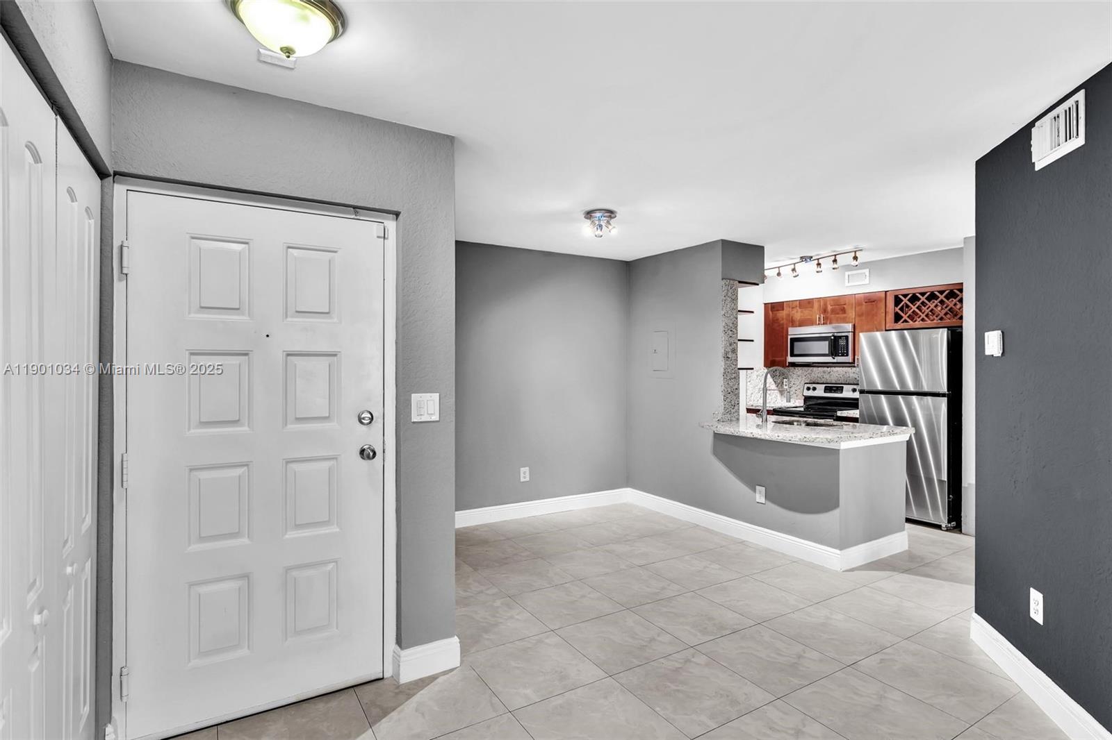 2880 N Oakland Frst Dr #213