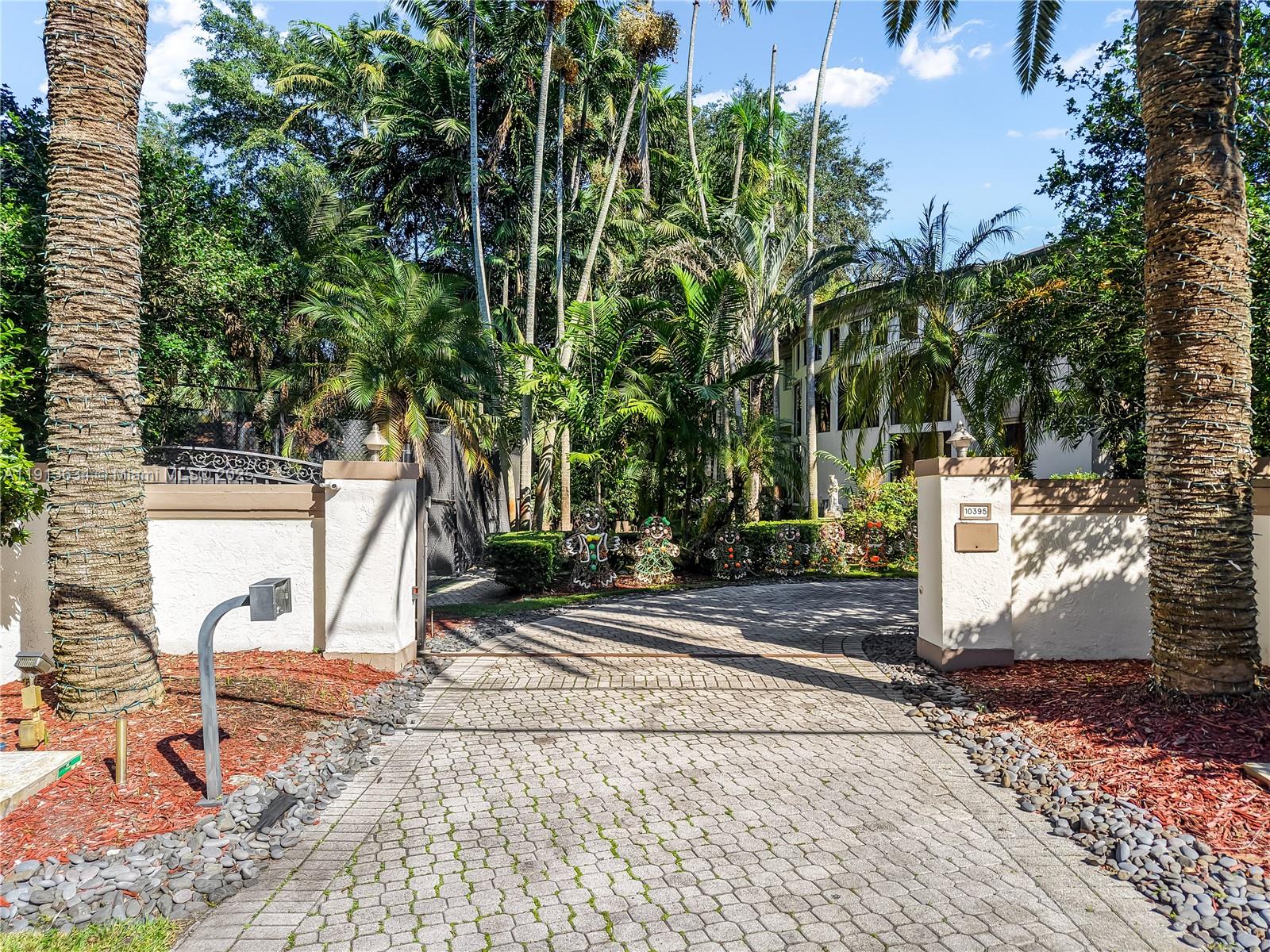 10395 SW 67th Ave Pinecrest, FL 33156