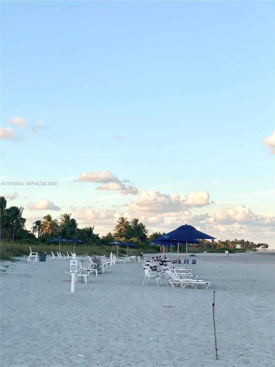 image Commodore Club East25