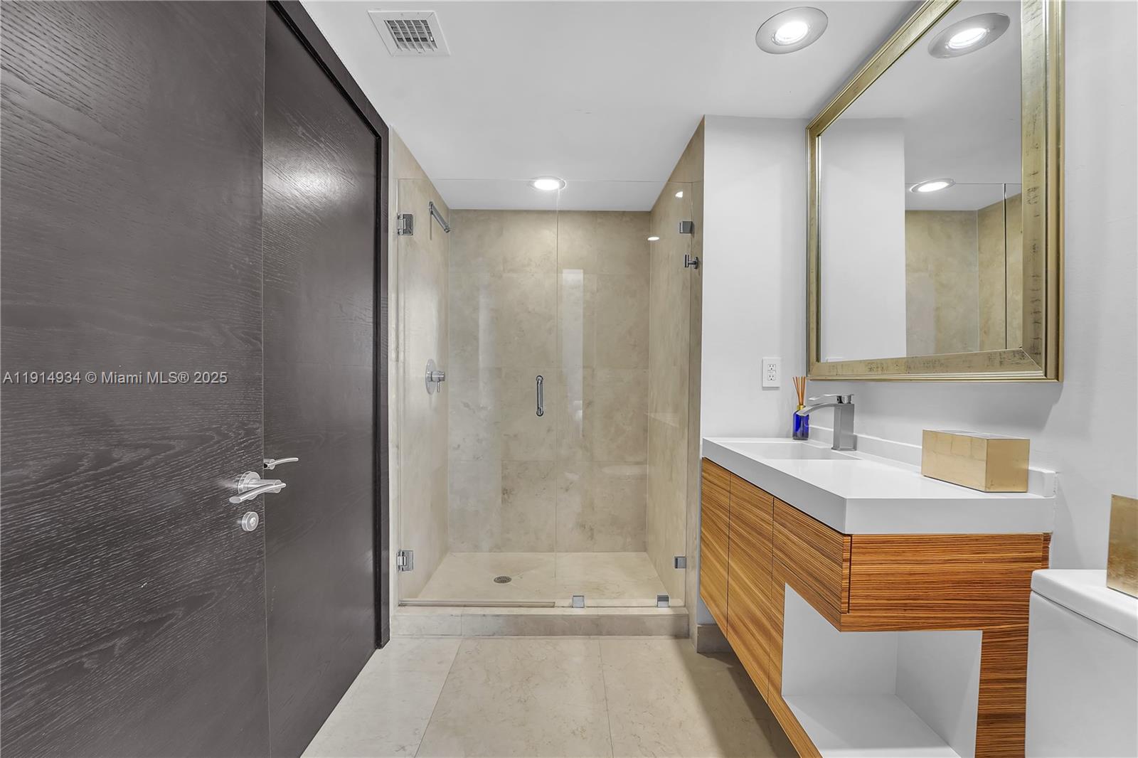 465 Brickell Ave #1001 Miami, FL 33131