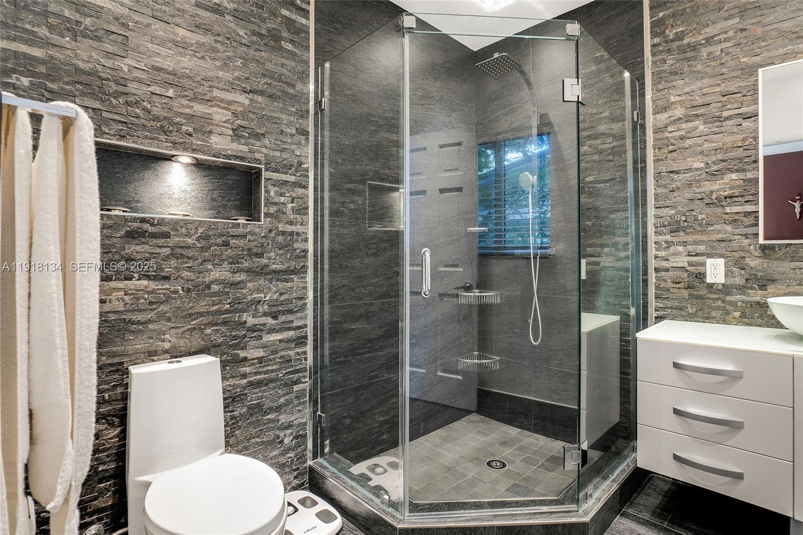 259 E Shore Dr Miami, FL 33133