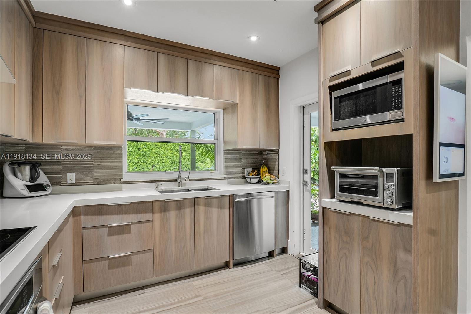 259 E Shore Dr Miami, FL 33133