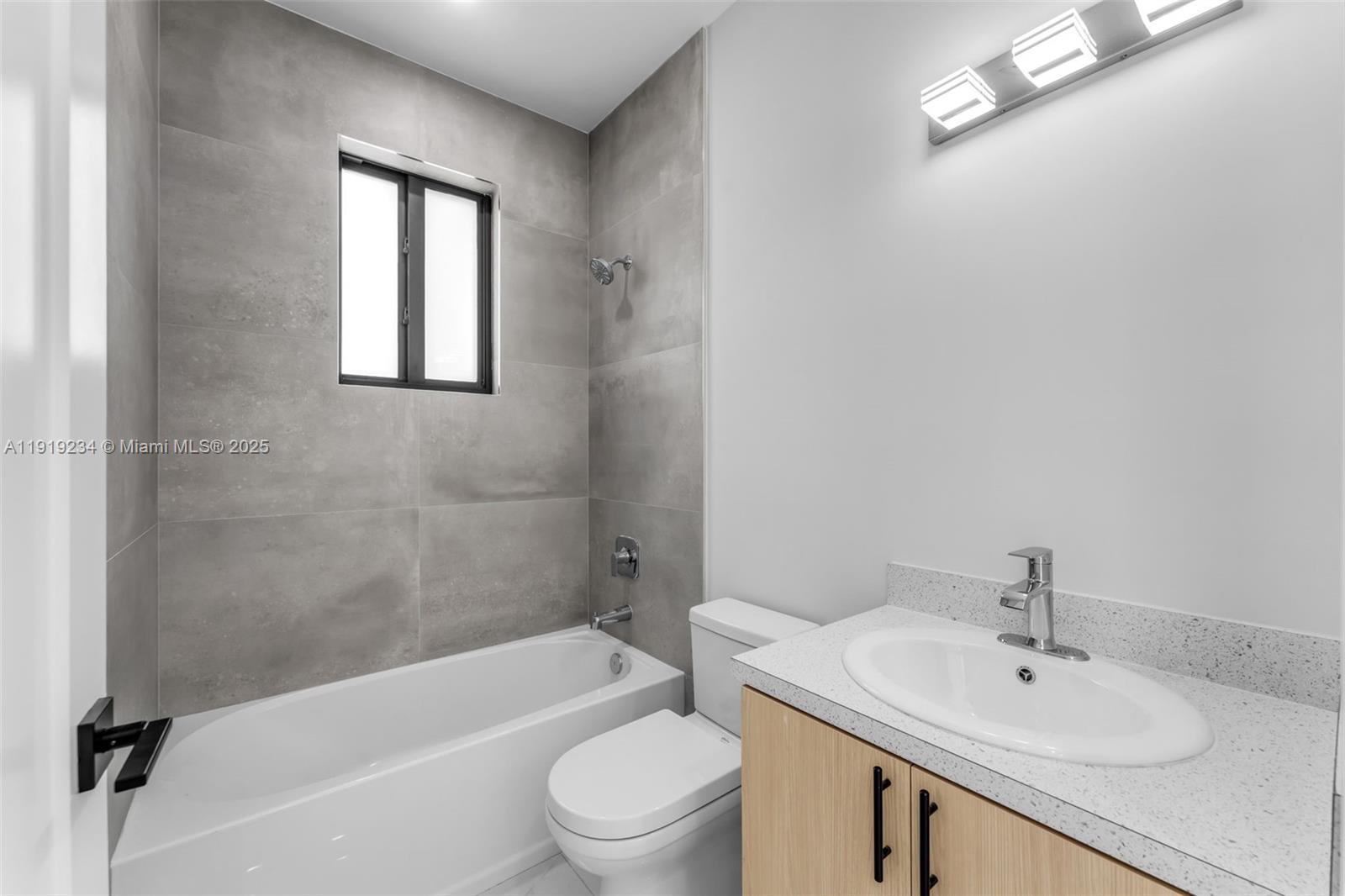 12387 SW 220th St Miami, FL 33170