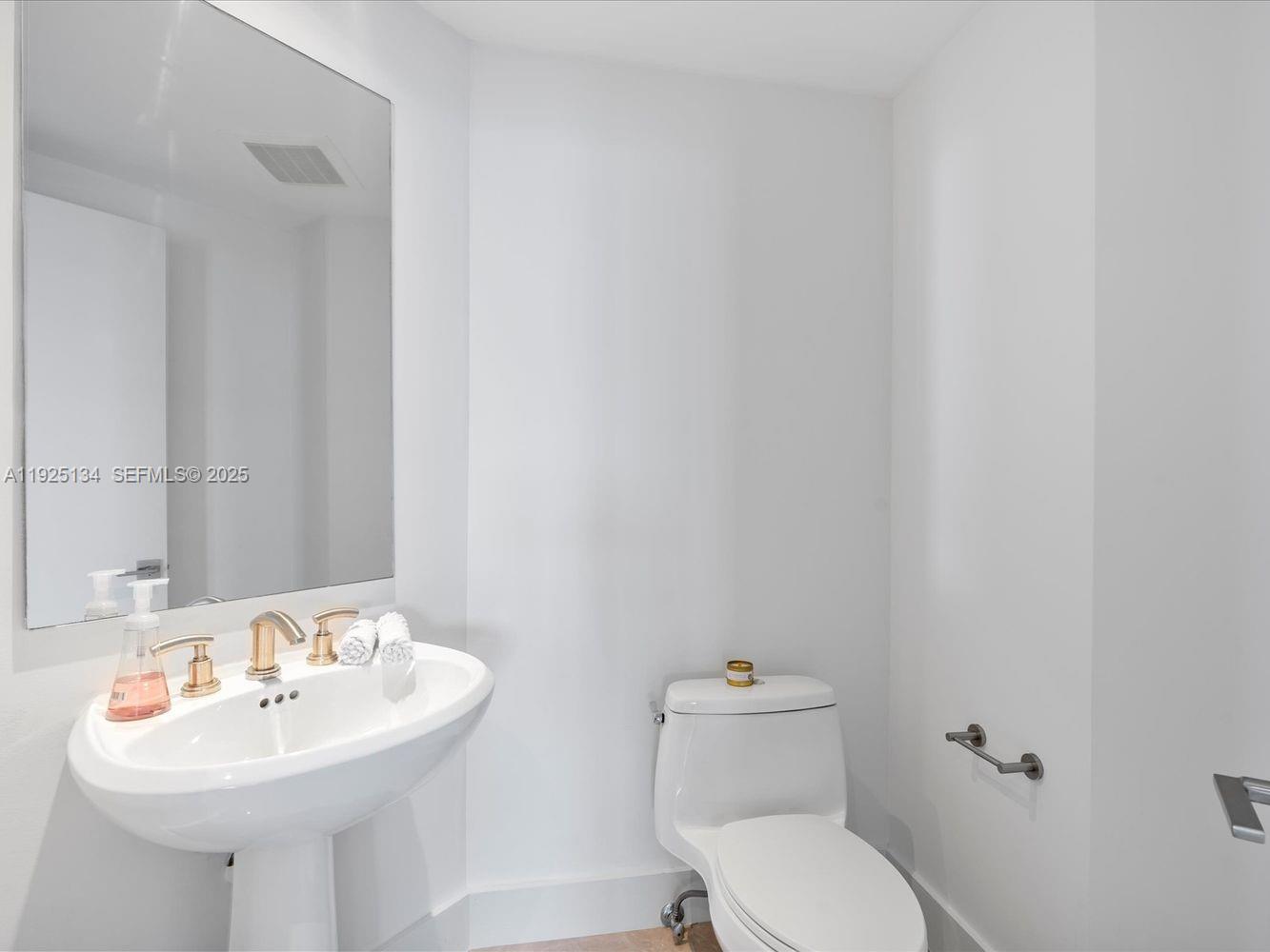 1331 Brickell Bay Dr #1811 Miami, FL 33131