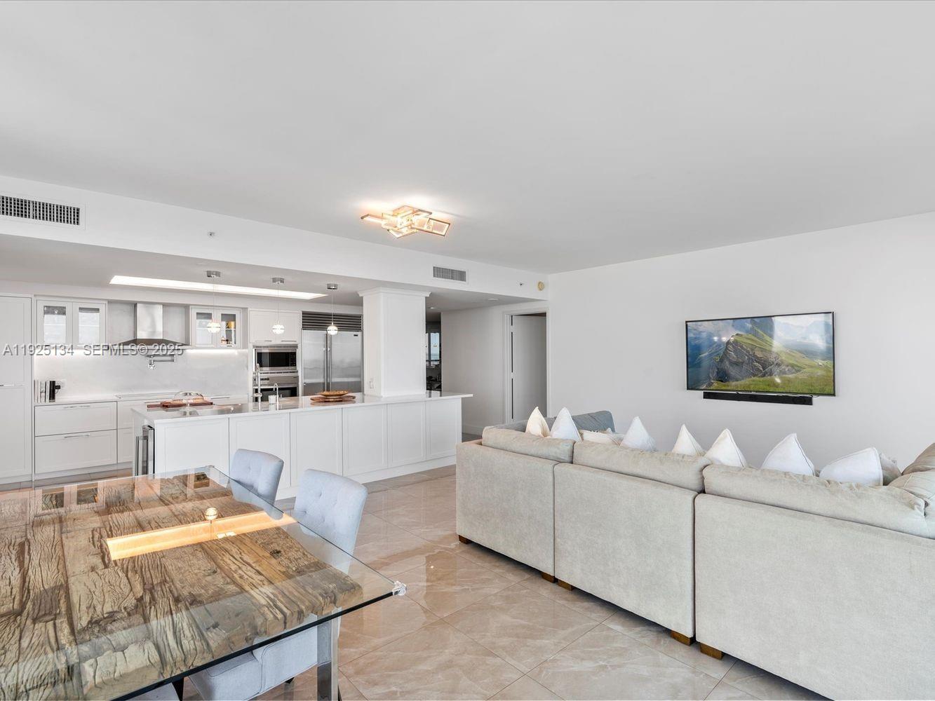 1331 Brickell Bay Dr #1811 Miami, FL 33131